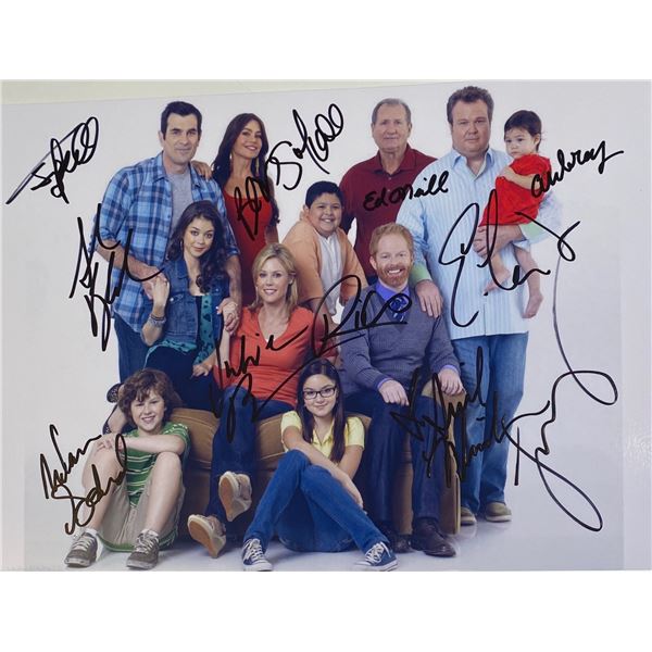 Autograph Signed  Modern Family Photo