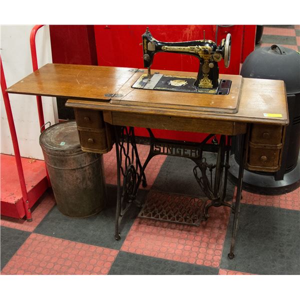 ANTIQUE SINGER SEWING MACHINE IN SOLID OAK CABINET