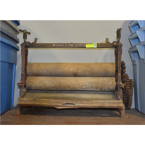 ANTIQUE CLOTHES WRINGER