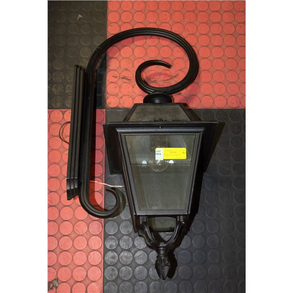 OUTDOOR LIGHT FIXTURE