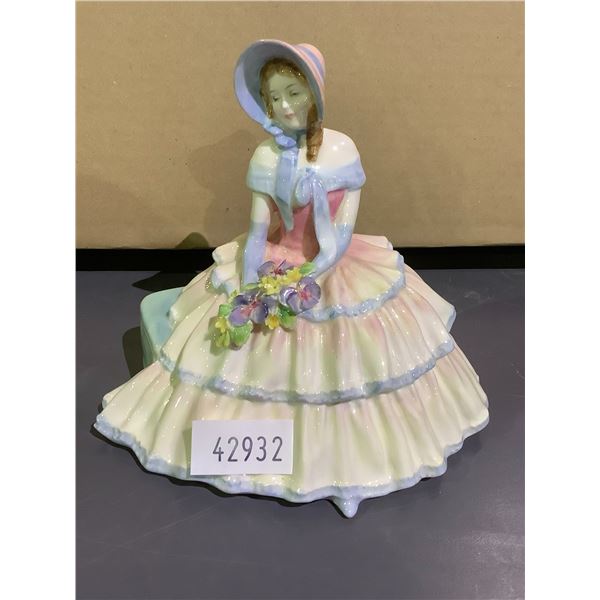 ROYAL DOULTON FIGURE "DAYDREAMS" HN 1731