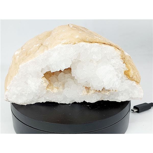 WHITE QUARTZ GEODE