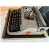 Image 4 : Vintage Underwood typewriter