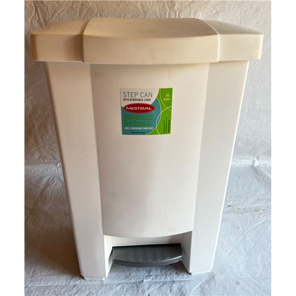 Rubbermaid Garbage Bin