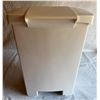 Image 3 : Rubbermaid Garbage Bin
