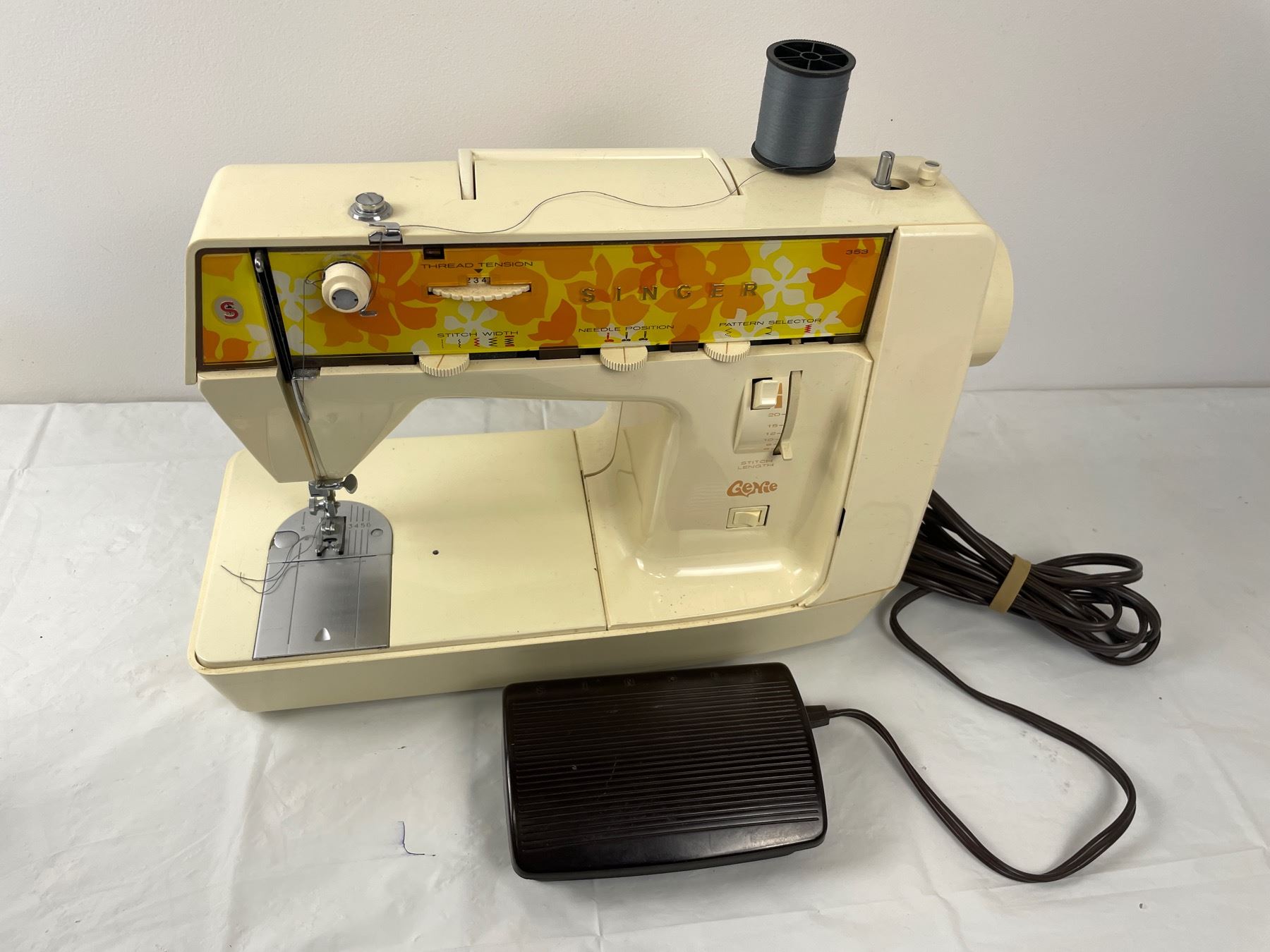 1970's Singer Genie 353 - Sunrise Estate Services Ltd