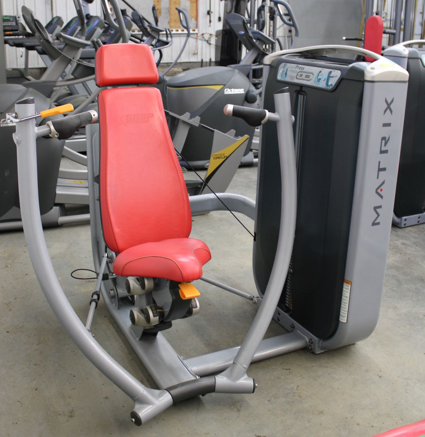 MATRIX CHEST PRESS MACHINE