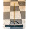 Image 1 : THE BEAST PUSH BROOM