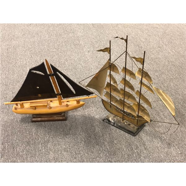 "The horror show" - Group of 2 metal & wooden decorative boats / ships