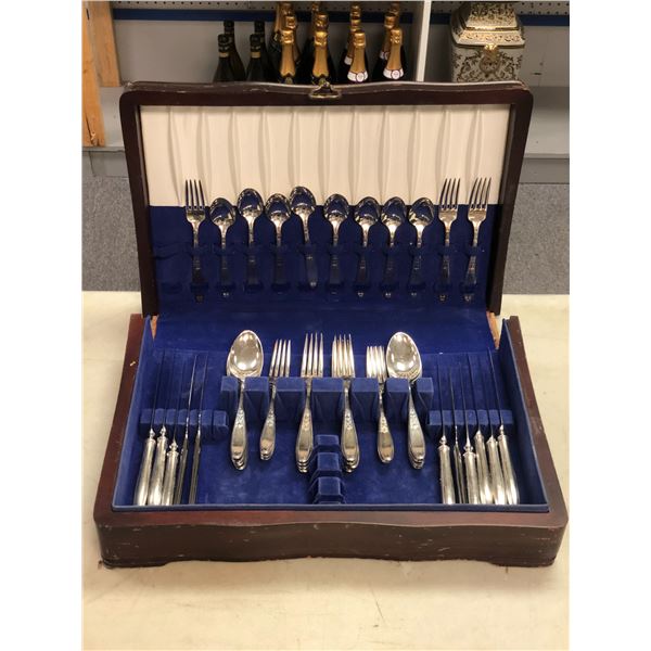 "Horror Show" -  1847 Rogers Bros (approx. 43 pieces cutlery set in box)