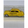 Image 7 : Atlas Battery Radio and a Solido Age D'or Chevrolet 1950 Sedan Taxi- Checker Cab