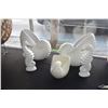 Image 1 : WHITE CERAMIC NAUTILUS SHELL FLORAL CONTAINERS & SEAHORSE FIGURINES (5 PCS) (DOES NOT INCLUDE FLOWER