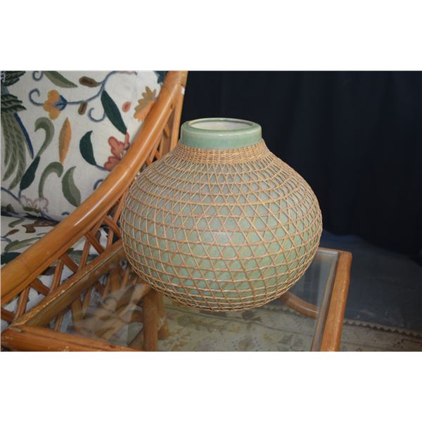CERAMIC POT W/LATTICED WOVEN STRAW OVERLAY