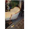 Image 2 : VINTAGE FRENCH UPHOLSTERED CHAISE LOUNGE, THE U FORM BACK W/MOLDED TOP RAIL & ARMS, RAISED ON CABRIO