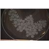 Image 3 : 14 1/4" PLUMERIA ETCHED CHARGER & JOHN YOUNG CARDS (11 PCS)