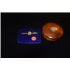 Image 1 : GOLD PLATED DAWKINS BENNY TIE BAR & KOA BOX W/COAT OF ARMS (8.4 G) (2 PCS)