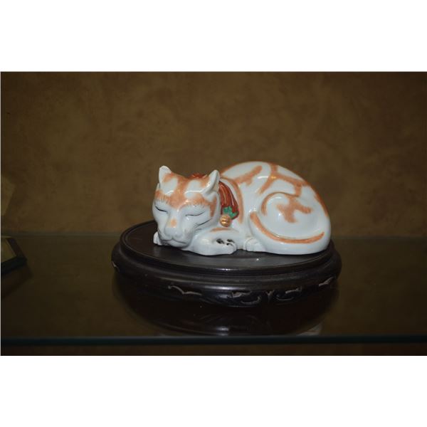 JAPANESE PORCELAIN WELCOME CAT RECLINING FIGURE (CHIP ON EAR) (9")