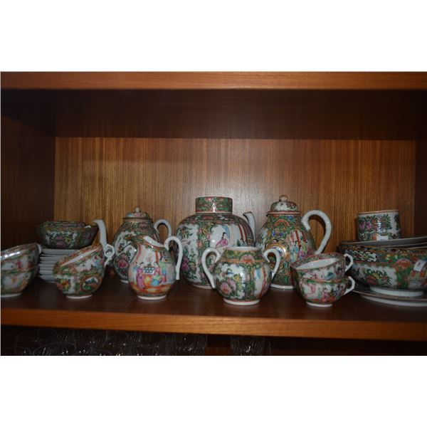 VINTAGE CHINESE POLYCHROME CANTONWARE, ROYAL FAMILY & ROSE MEDALLION MOTIFS (30 PCS)