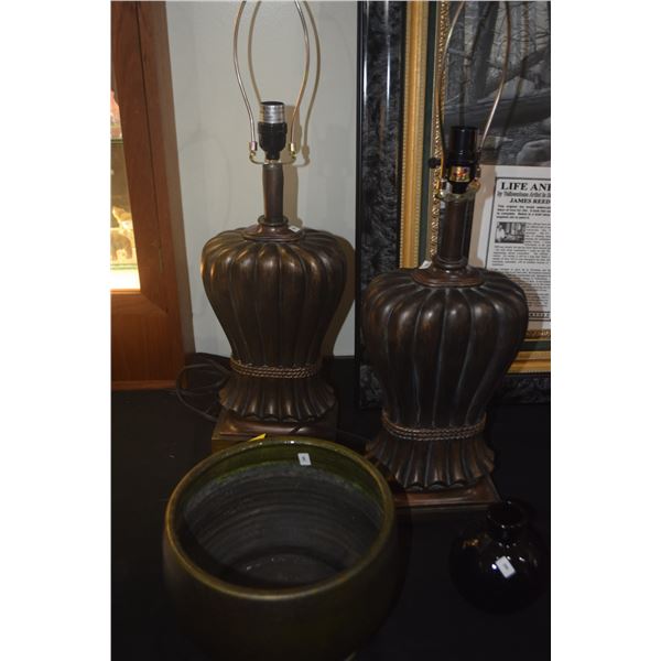 MIXED LOT: TABLE LAMPS (NO SHADES), PLANTER & VASE (4 PCS)