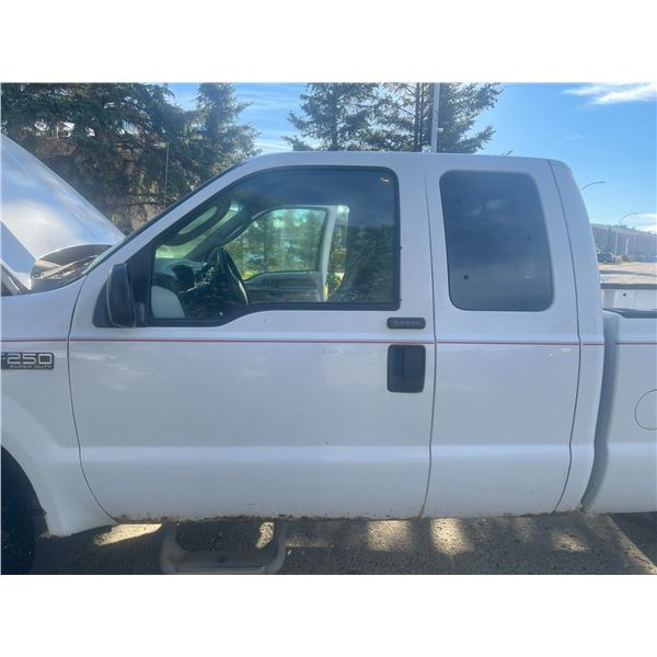 2004 Ford F250 Super Duty 4x4 320K Newer Tires - Needs Windshield - Some Body Rust