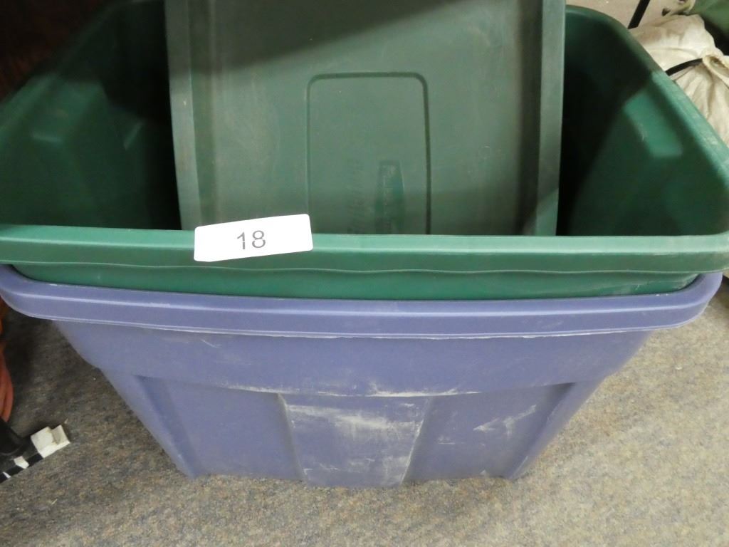 Rubbermaid plastic totes w/ lids