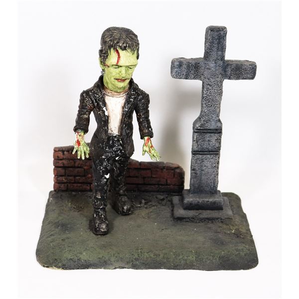 FRANKENSTEIN MONSTER DIORAMA (MOVABLE HEAD)