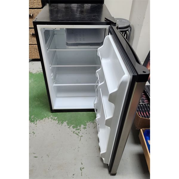 MASTER CHEF 4.5 CUBIC FT. REFRIGERATOR 