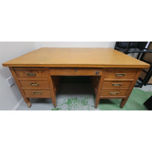 WOODEN 7 DRAWER DESK *NEEDS SOME REPAIR*