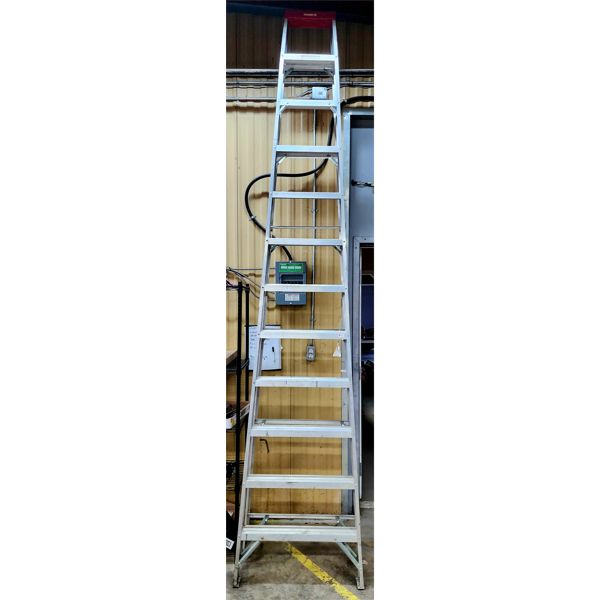 12' FEATHERLITE ALUMINUM LADDER