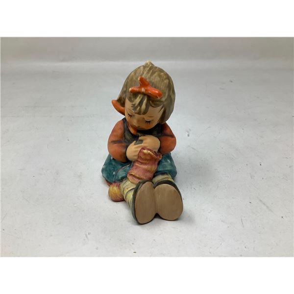 Vintage Hummel figurine - Quiet Girl