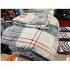 Image 2 : Queen Size Ultra Plush comforter and pillow case set