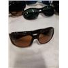 Image 3 : 4 PAIRS OF NON BRANDED SUNGLASSES IN BRAND NAME CASES