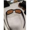 Image 8 : 4 PAIRS OF NON BRANDED SUNGLASSES IN BRAND NAME CASES
