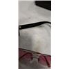 Image 7 : 4 PAIRS OF NON BRANDED SUNGLASSES IN BRAND NAME CASES