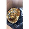 Image 3 : BOX OF PURSES AND COWBOY HATS