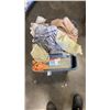 Image 1 : TOTE OF TOWELS AND LINENS