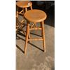 Image 2 : 3 OAK BAR STOOLS