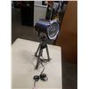 Image 2 : NEW TRIPOD TELESCOPING FLOOD LAMP