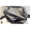 Image 1 : HOLLISTER GREY & BLACK WEEKENDER BAG