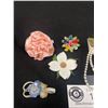 Image 2 : Collection of Vintage Brooches
