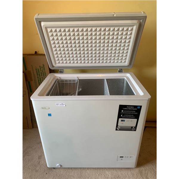 Danby Digital Control Deep Freeze 33" x 21" x 32", 5.1 cu ft, 144L