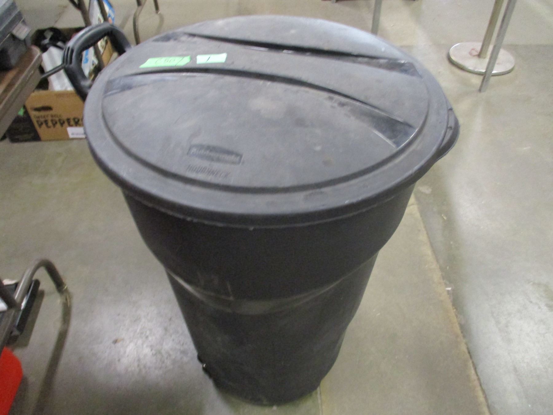 RUBBERMAID GARBAGE CAN WITH LID (ON WHEELS/32 GALLON)