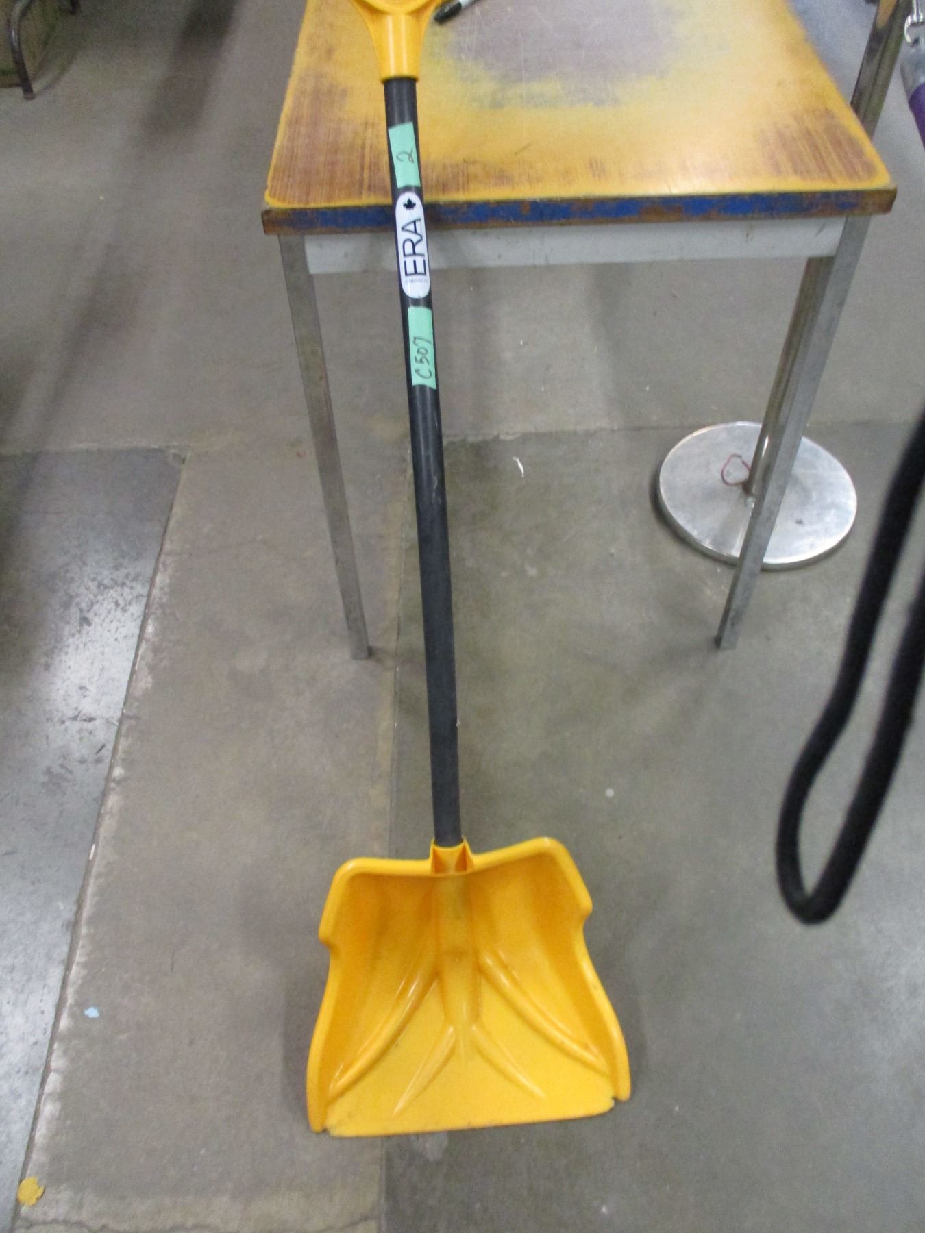 SNOW SCRAPER (YELLO)