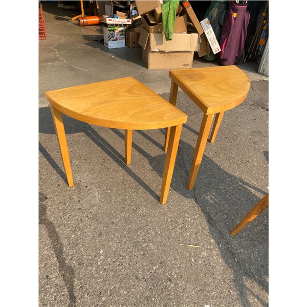 2 corner tables