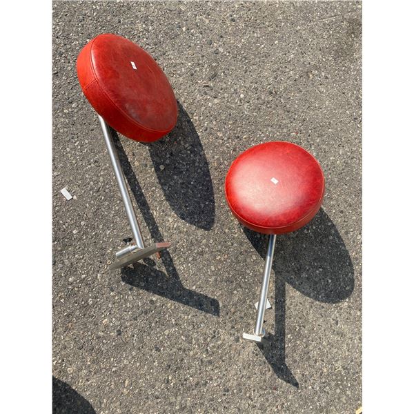 2 mounting stools