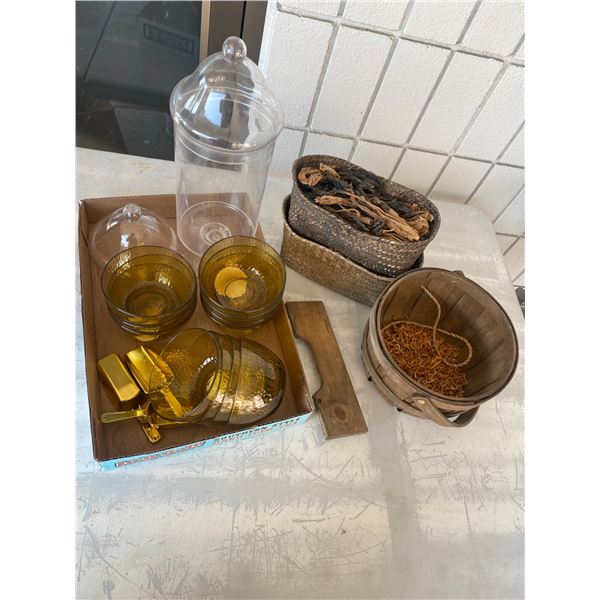 Plastic bowls, scoops and other decor