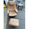 Image 2 : Chair and ottoman