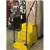 Image 1 : 3-step step ladder w/ railings