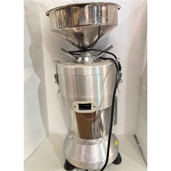 Soy milk maker machine w/ soy milk maker accessories