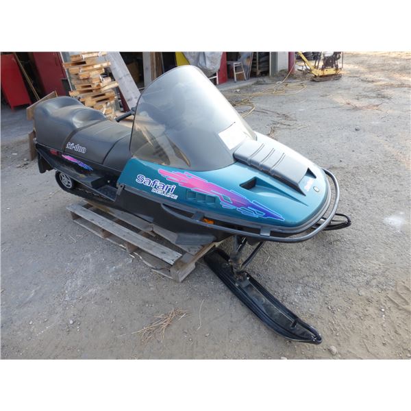 1992 Skidoo Safari Deluxe, showing 2186 km, #3671-00218 (Had running Nov 1st)